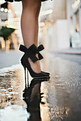 Ноги молодой женщины в туфлях на высоких каблуках на цветном фоне ::  Стоковая фотография :: Pixel-Shot Studio