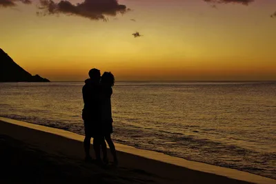 Мужчина и женщина на берегу моря · Бесплатные стоковые фото
