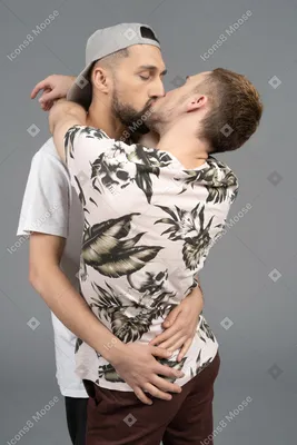 Фото Крупный план пары молодых кавказских мужчин, страстно обнимающихся и  целующихся