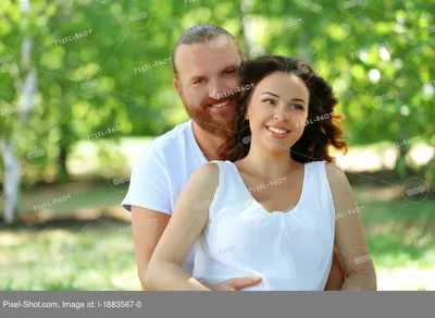 Портрет обнимающейся пары в парке крупным планом :: Стоковая фотография ::  Pixel-Shot Studio