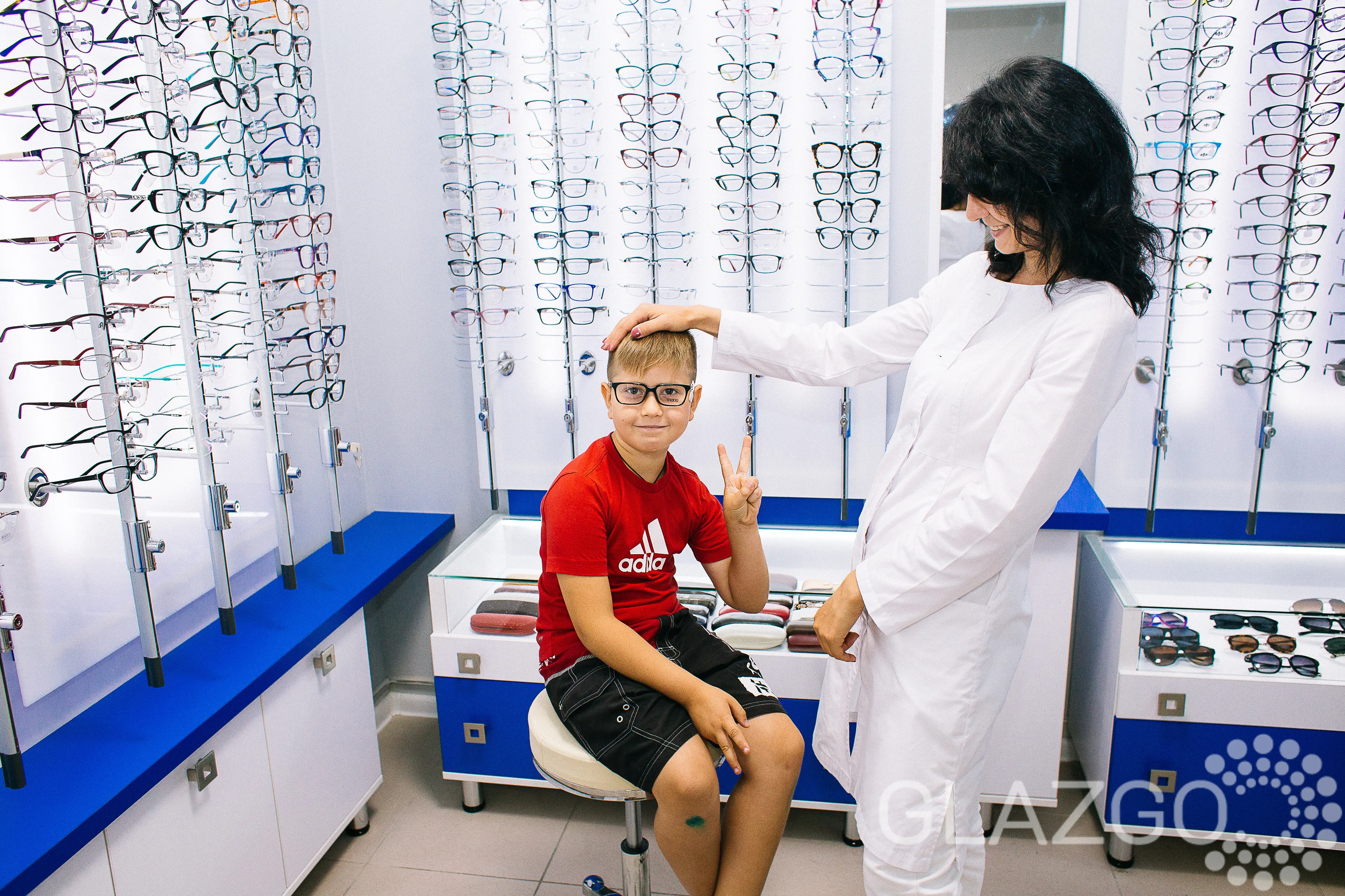 Проверить зрение клиника. Ребенок у окулиста. Врач окулист детский. Детские офтальмологические клиники. Прием детского офтальмолога.