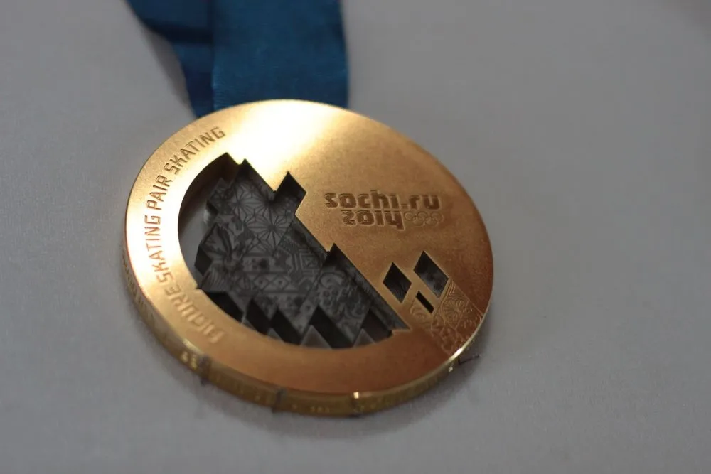Олимпийская медаль 2014 года. Медаль Челябинский метеорит. Медали Сочи с метеоритом. Медаль Сочи 2014 от президента. Золотая медаль Сочи 2014.
