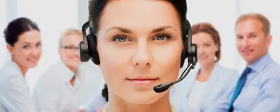 женщина-оператор колл-центра с помощью ноутбука в офисе Стоковое Фото -  изображение насчитывающей возникновения, консалтинг: 227183804