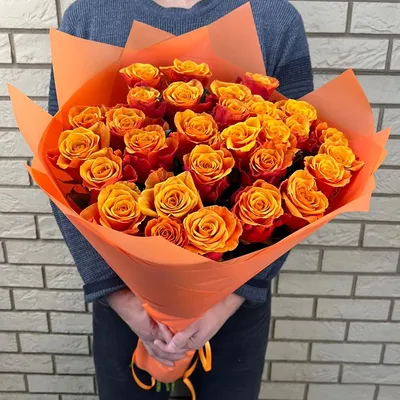 Купить букет 31 ярко-оранжевой розы (70 см.) в упаковке по доступной цене с  доставкой в Москве и области в интернет-магазине Город Букетов