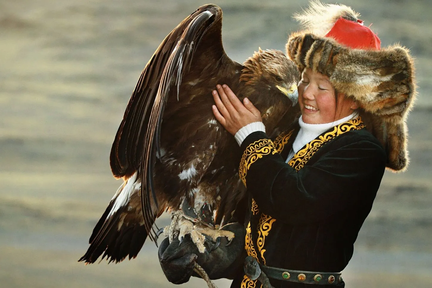 Орлова птица. Монголия охота с Беркутом. Азиатки с Беркутом. Golden Eagle 3в1. Беркут с туристами.