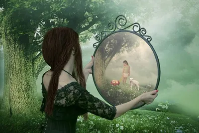Женщина моет ее отражение в зеркале Стоковое Изображение - изображение  насчитывающей отразите, умственно: 113614219