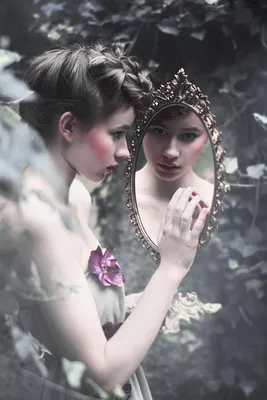 отражение в зеркале женщины Стоковое Фото - изображение насчитывающей  привлекательностей, кавказско: 227076476