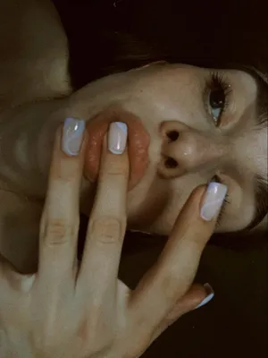 Девушка в очках суёт пальцы в рот — Картинки для аватара | Винтаж мальчики,  Рисунки, Аватар