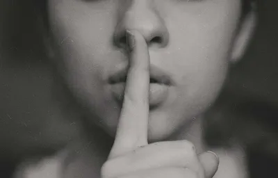 девушка позирует в студии и прижимает палец к рту Стоковое Изображение -  изображение насчитывающей девушка, рот: 216747817