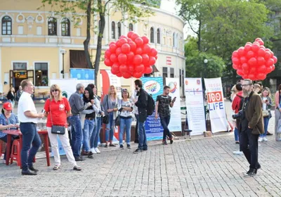 Молодая Женщина Держащая Свечу В Руках День Памяти Молясь За Умерших  Родственников — стоковые фотографии и другие картинки Свеча - iStock