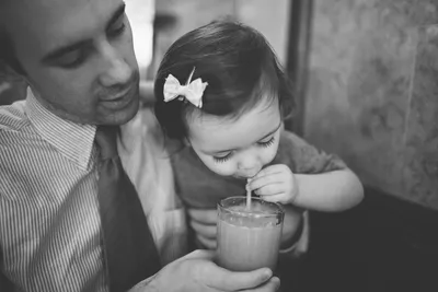 Молодой отец с маленькой дочкой пьют вкусное молоко на кухне дома ::  Стоковая фотография :: Pixel-Shot Studio