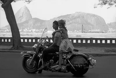 Портрет красивой молодой пары на мотоцикле Стоковое Фото - изображение  насчитывающей мотоцикл, способ: 165430250