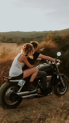 Пары на мотоцикле стоковое изображение. изображение насчитывающей езда -  75682501