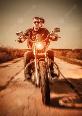 Молодые пары на мотоцикле в поле Стоковое Изображение - изображение  насчитывающей велосипед, ширины: 69458771