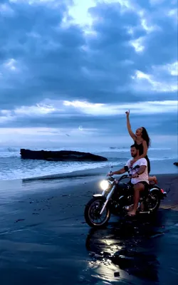 веселая молодая пара катается на мотоцикле Фото Фон И картинка для  бесплатной загрузки - Pngtree