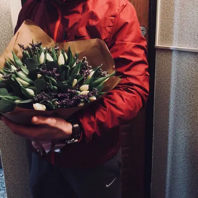 Фото Парень с розами в руке