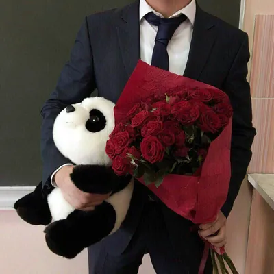Молодой парень с букетом алых роз …» — создано в Шедевруме