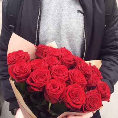 Азиатский парень с красными розами в ретро стиле Стоковое Изображение -  изображение насчитывающей способ, бутика: 47947761