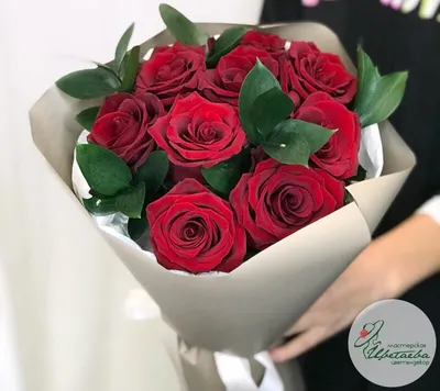 Парень дает девушке большой букет роз Стоковое Изображение - изображение  насчитывающей жених, цветок: 137395631