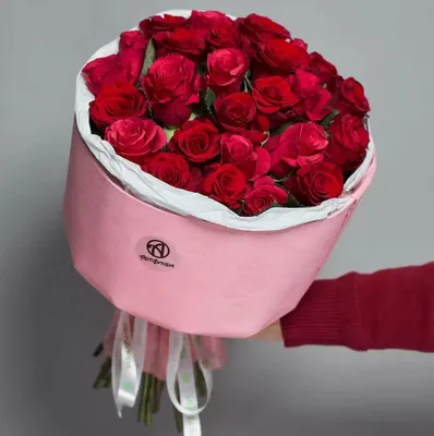 Красные розы в лаконичной коробке 🌹 #unicsurprise #gift #подарок #внимание  #девушка #парень #мужчина #happy #love #family #enjoy #life… | Instagram