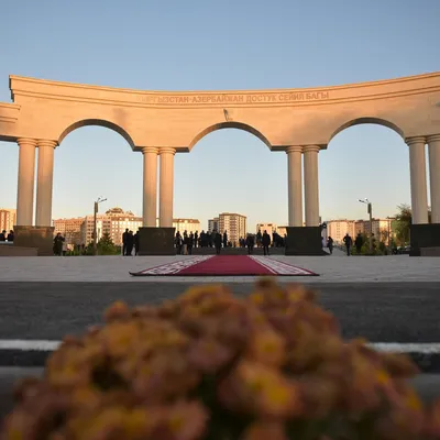 В Бишкеке открыли Парк дружбы Кыргызстана и Азербайджана — фото -  11.10.2022, Sputnik Кыргызстан