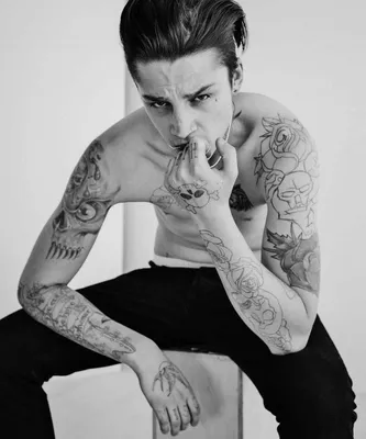 фото красивый парень с тату 24.11.2019 №012 -handsome guy with a tattoo-  tatufoto.com - tatufoto.com