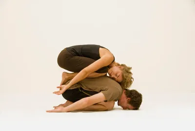 8 простых поз йоги, которые можно выполнять с партнёром