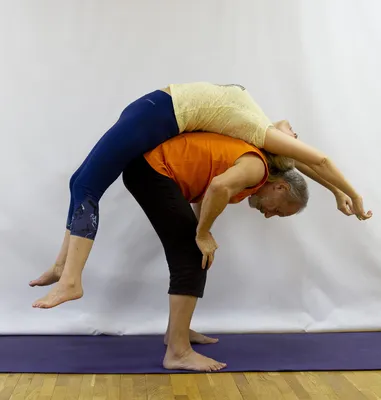 Заряд бодрости #46. Парная йога с Альбиной Андрияновой - YouTube
