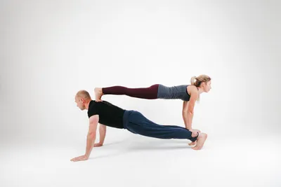 Парная йога для начинающих. 10 поз йоги для двоих
