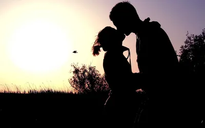 Фото поцелуя парня и девушки без лица на аву (36 фото)