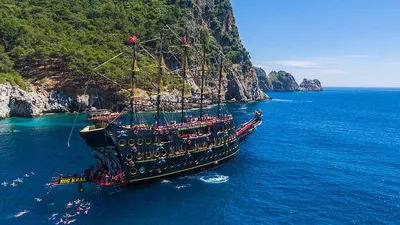 Пиратские корабли, расположенные близко друг к другу в море . стоковое фото  ©digitalstorm 137070126