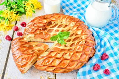 Пирог с яблоками и брусникой из дрожжевого теста - Лайфхакер