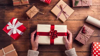 150+ идей символических подарков на Новый год 2024: список недорогих и  оригинальных вариантов подарков коллегам, детям, друзьям, родным