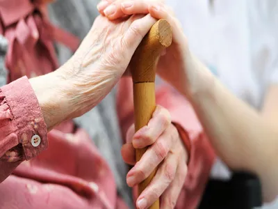 Помощь малой не бывает: как различные общественные проекты помогают пожилым  | Возраст Онлайн