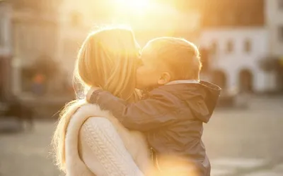 влюблённые в обнимашки и поцелуи в парке. Поцелуй Стоковое Фото -  изображение насчитывающей любовники, поцелуй: 232026952