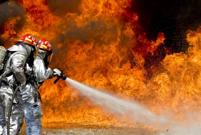 Фотография двух пожарных, убивающих огромный пожар · Бесплатные стоковые  фото