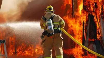 Форма — огонь: ученые сделали одежду пожарных более термоустойчивой |  Статьи | Известия