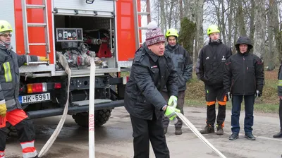 красные пожарные машины припаркованные в очереди перед зданием, картинка  пожарных машин фон картинки и Фото для бесплатной загрузки