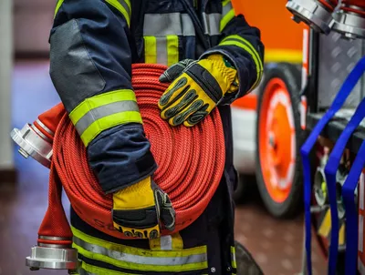 47 пожарных тушат крышу завода «Арсенал» в Петербурге