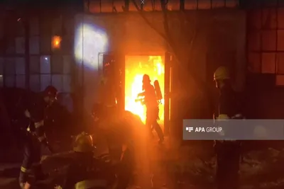 Десятки пожарных тушат полыхающий продуктовый склад в камчатском Елизове –  ИА Камчатка