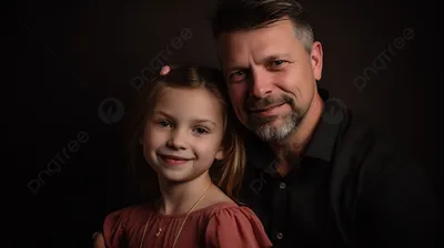 Я люблю тебя, папа. Дочь красивой счастливой маленькой девочки небольшой  обнимает ее отца и давая ему открытку в отпуске Стоковое Изображение -  изображение насчитывающей праздник, карточка: 196500067