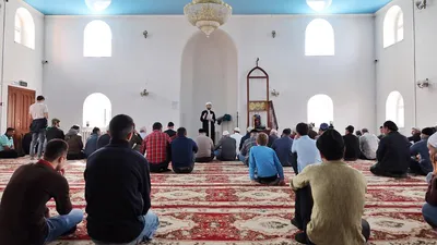 Священный Коран с арабским смыслом перевода каллиграфий Alquran и розария  или Tasbih на деревянной фон Стоковое Фото - изображение насчитывающей  помолите, образование: 210948242