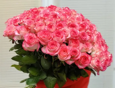 Цветочная коробка Рози, полная красочных букетов роз | KvětinyExpres.cz