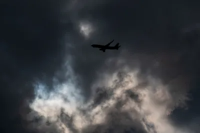 Люди просто не туда смотрят»: летчик-испытатель объяснил, почему не видно  летающие над Крымом военные самолеты - KP.RU