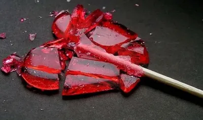 Разбитое сердце сшито из двух кусочков на цветном фоне :: Стоковая  фотография :: Pixel-Shot Studio