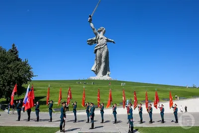 Родина Мать в Киеве и Волгограде показывает разницу между украинцами и  россиянами - фото | РБК Украина