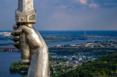 Герб СССР на Родине-мать меняют прямо сейчас - фото | РБК Украина