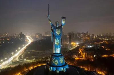 На «Родину-мать» установили тризуб