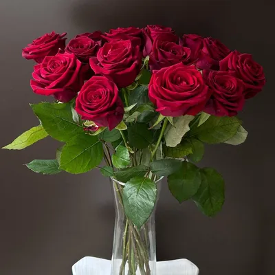 Букет 7 белых пионовидных роз в вазе – розы с доставкой по Москве и  Московской области