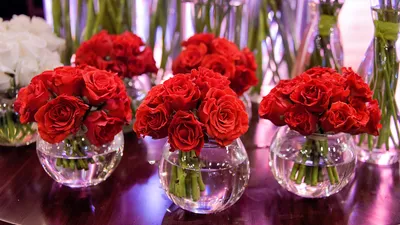 Кустовые розы в вазе - 71 фото